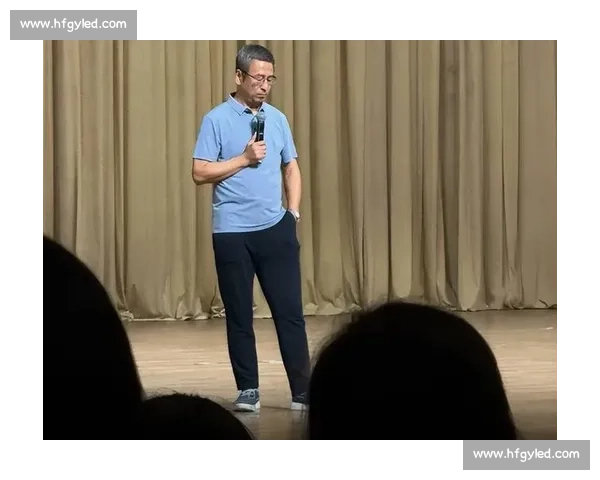 58 岁白岩松足球赛滑倒引担忧：健康亮红灯，运动安全需警惕